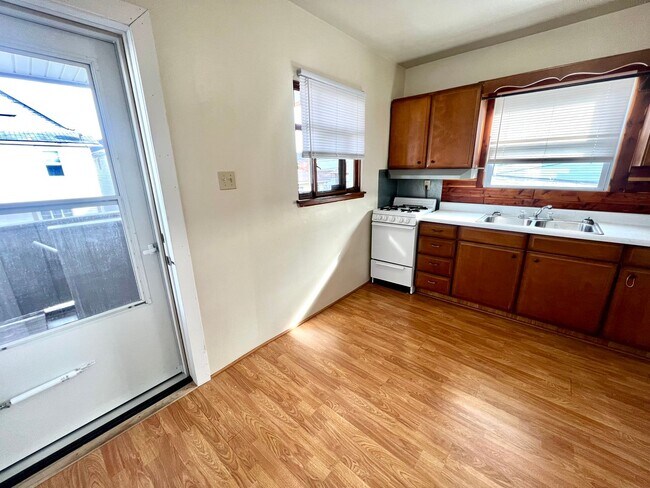 Building Photo - 1613 Fourth Avenue (Full Service)