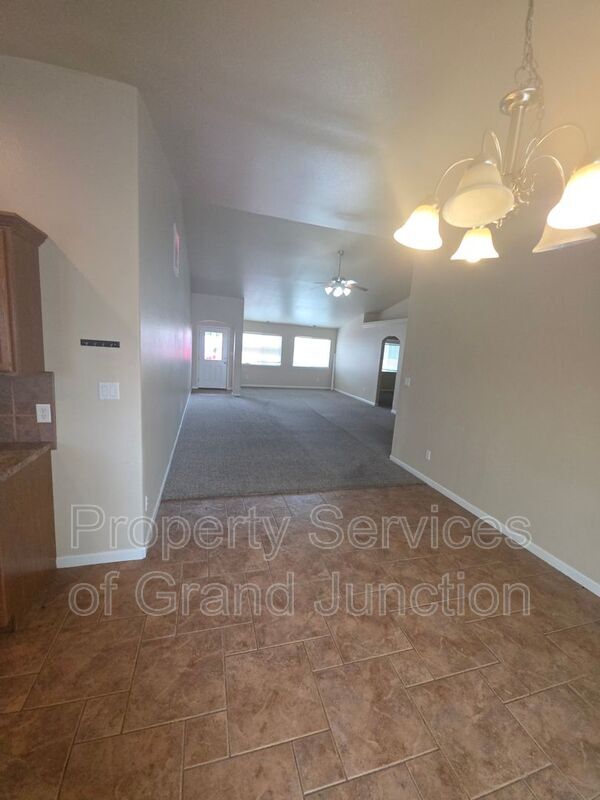 Building Photo - 3018 Oakwood Dr