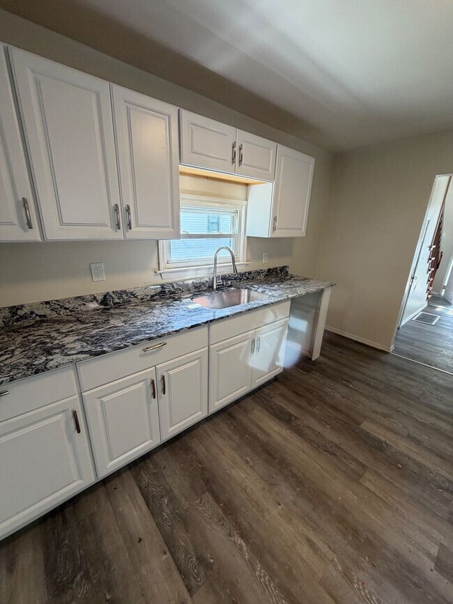 Building Photo - Fully Renovated 3BR Home
