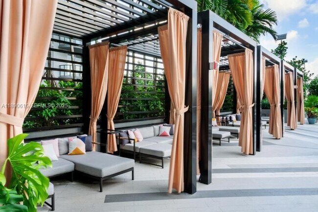 Building Photo - 121 NE 34th St