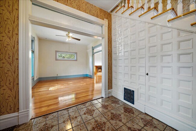 Building Photo - Beautiful 3 Bedroom Victorian Home, With B...