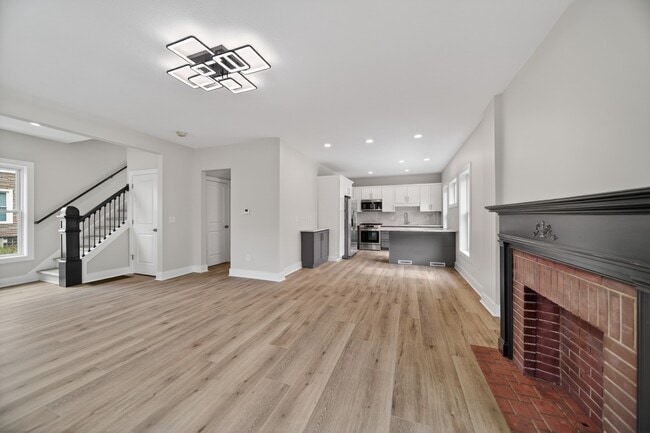 Building Photo - 729 W 9th St