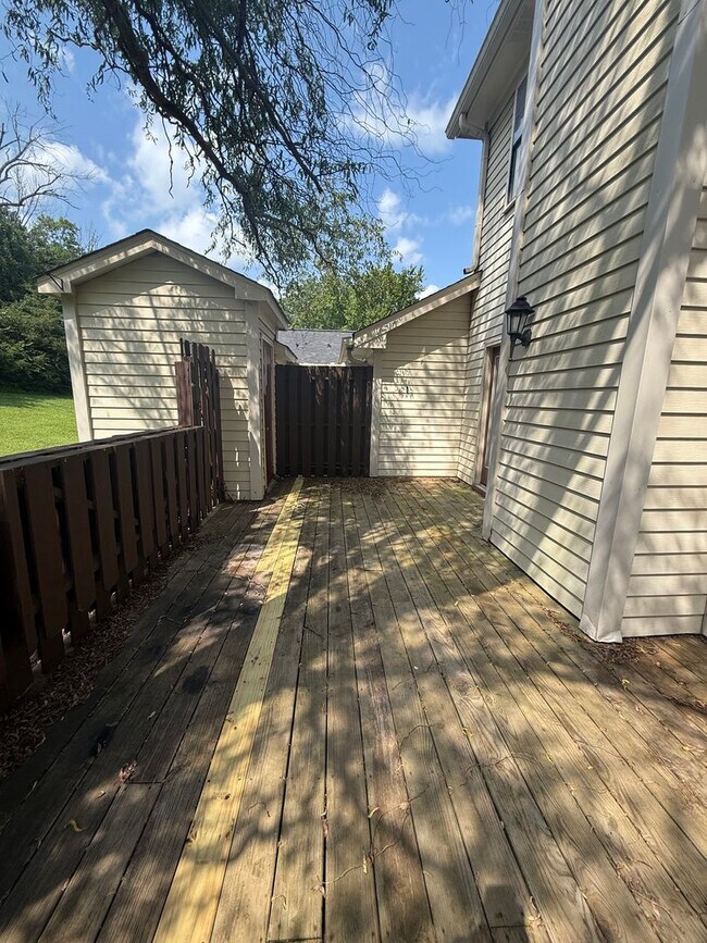 Building Photo - Beautifully Updated Brentwood Pointe Townhome