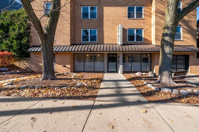 Building Photo - 2121 N Cambridge Ave