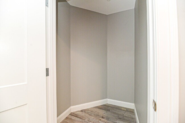 Building Photo - Gorgeous 2 bedroom very spacious condo at ...