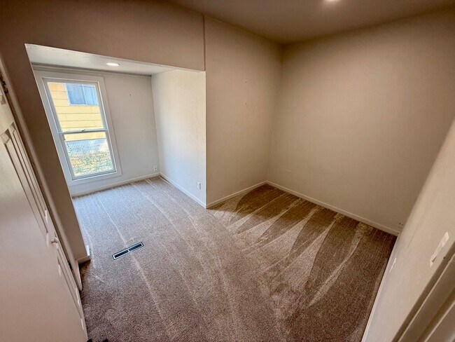 Building Photo - Charming 3-Bedroom Home with Spacious Yards & Modern Comforts in Lewiston