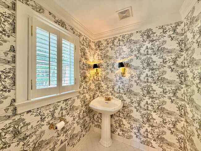 Building Photo - **OFFERING REFUNDABLE APPLICATION FEES & $250 MOVE IN PROMOTION** Incredible 5BD, 4.5BA House in ...