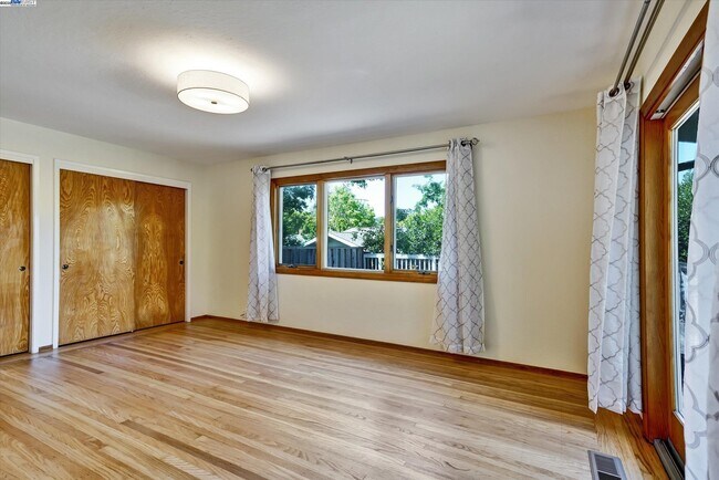 Building Photo - 613 Huntleigh Dr