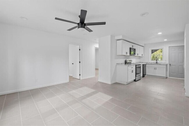 Building Photo - 610 N College Dr