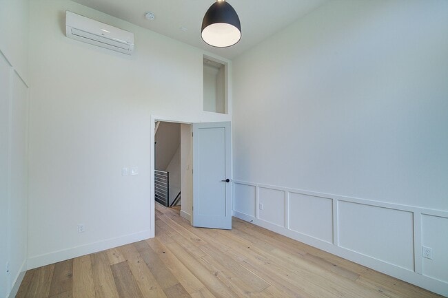 Building Photo - 3Bd/1.5Ba Seattle Townhouse