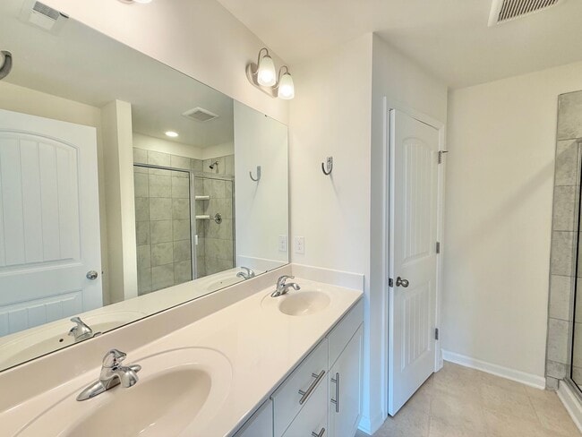 Building Photo - Stunning 3BD, 2.5BA End Unit Townhome in t...