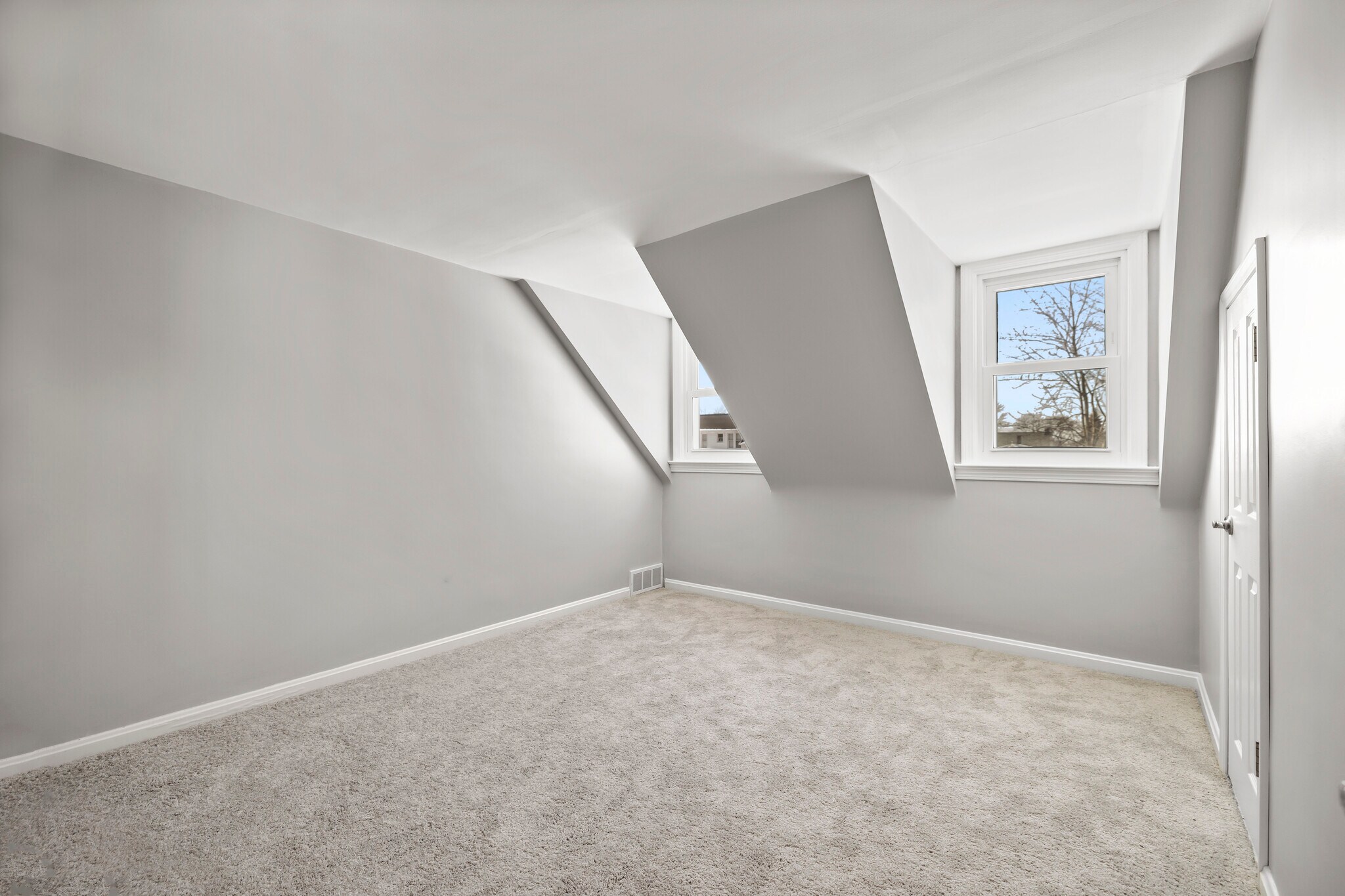 Building Photo - 1515 Longwood Dr