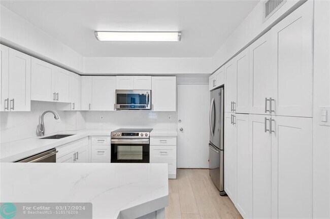 Building Photo - 3850 Galt Ocean Dr