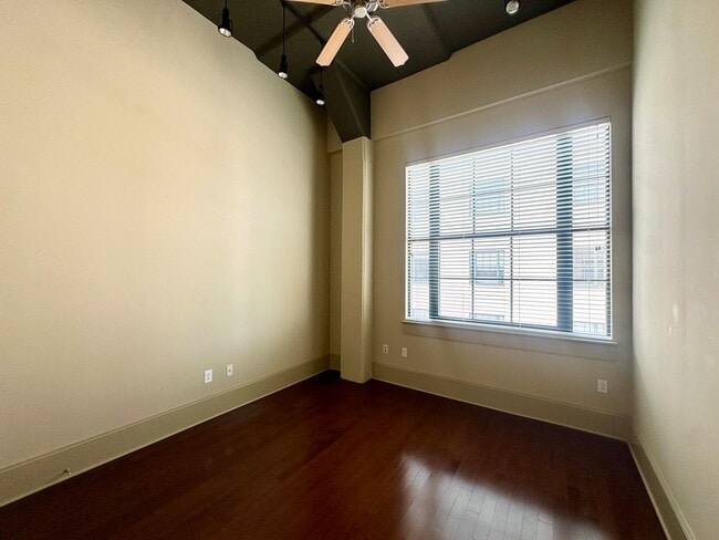 Building Photo - Beautiful 1 Bed Condo Downtown New Orleans