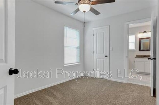 Building Photo - 232 W Lake Ave