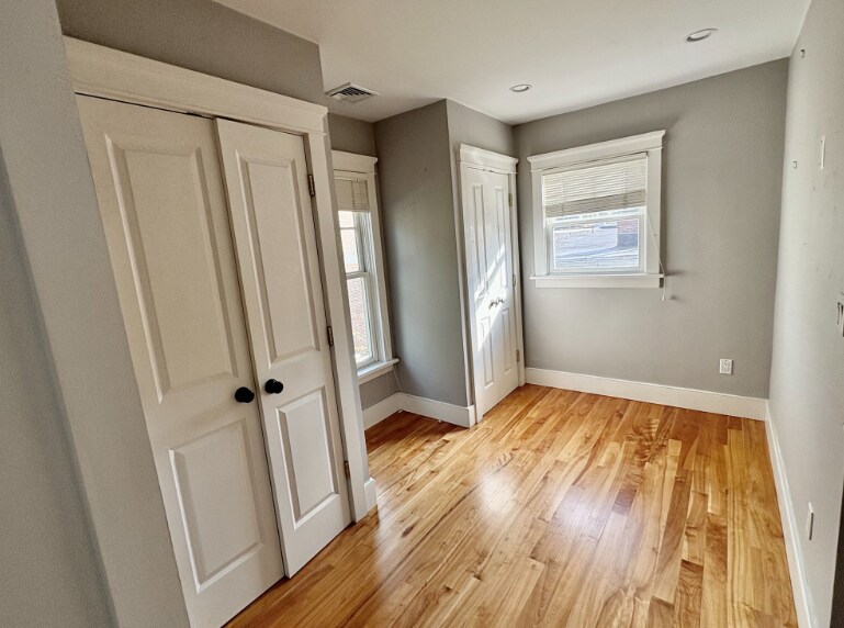 Building Photo - 7 Standish St