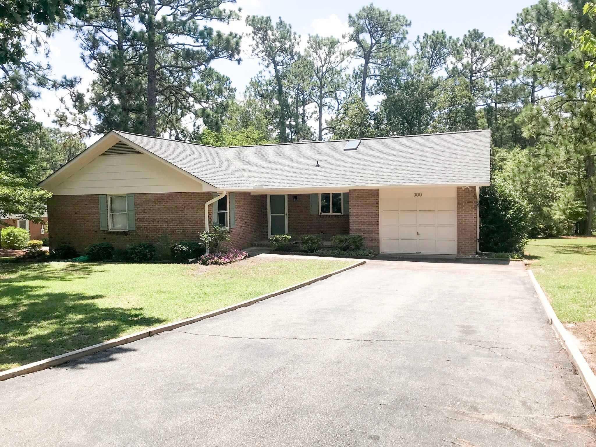 Building Photo - 300 Selkirk Trail