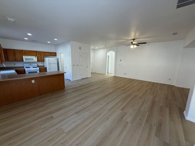 Building Photo - Charming 3 Bed, 2 Bath in Surprise