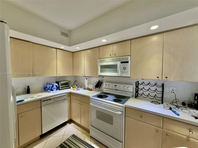 Building Photo - 5600 Collins Ave