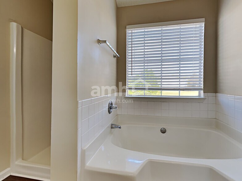 Building Photo - 602 Thrasher Ct
