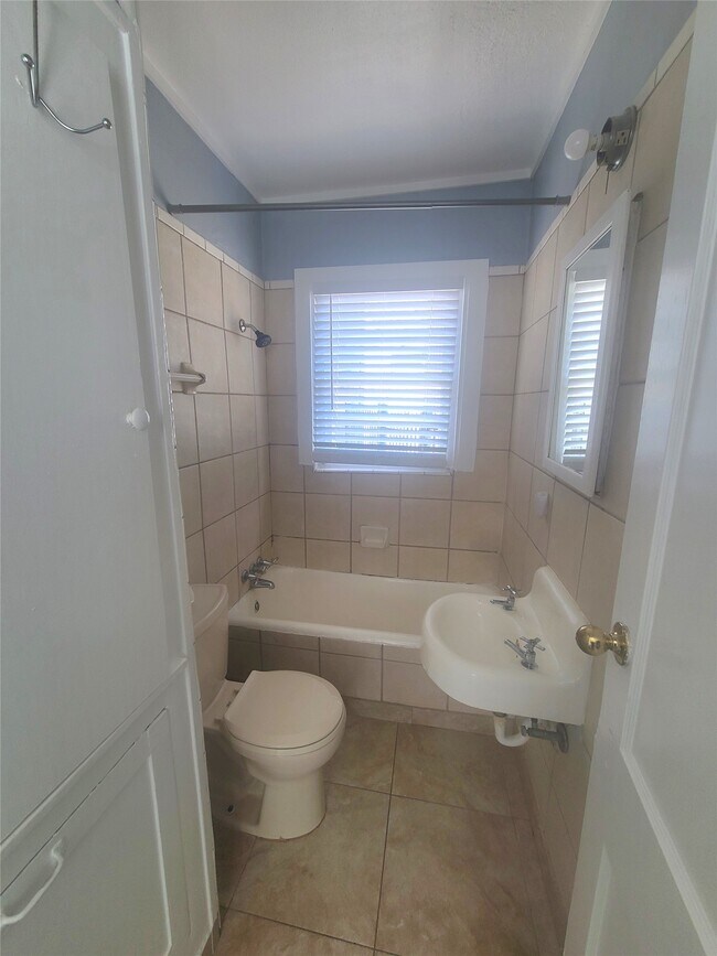 Building Photo - 4414 Woodside St