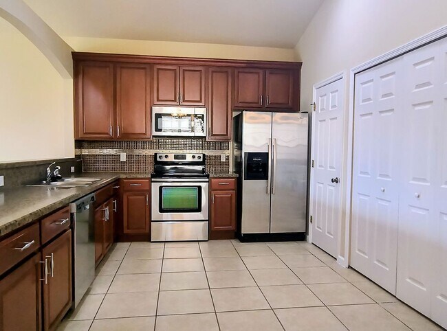 Building Photo - 490 Bismarck Way