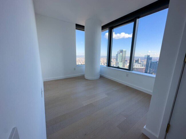Building Photo - 3 Ct Square W
