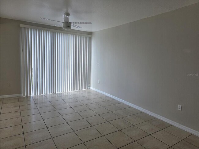 Building Photo - 2419 Fan Palm Dr