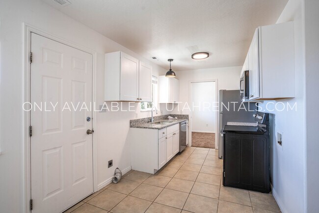 Building Photo - 2051 S State St