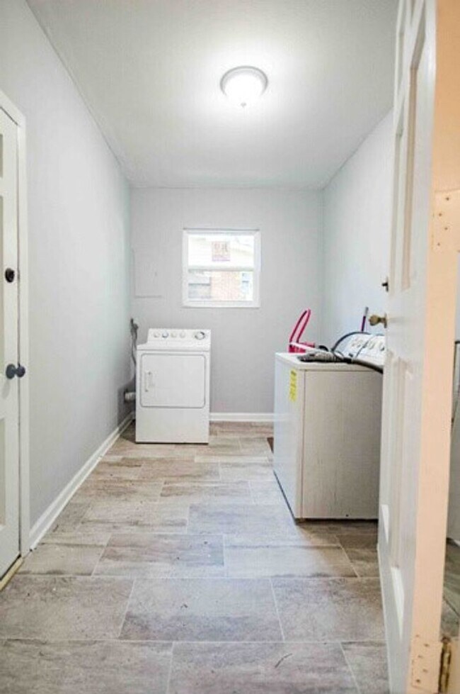 Building Photo - Fabulous home near the fairgrounds-$500 of...