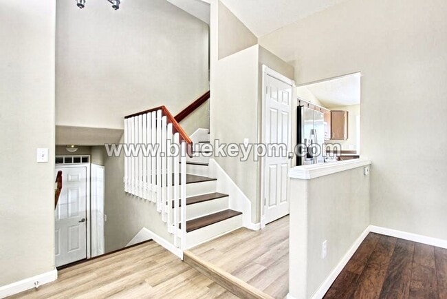 Building Photo - 4 Bed, 2 Bath Home in Well Established Nei...
