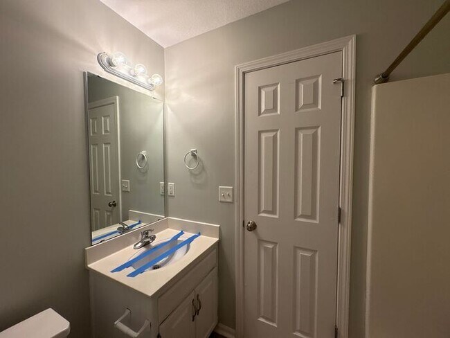 Building Photo - 3-Bedroom Home in a Quiet, Relaxing Neighb...