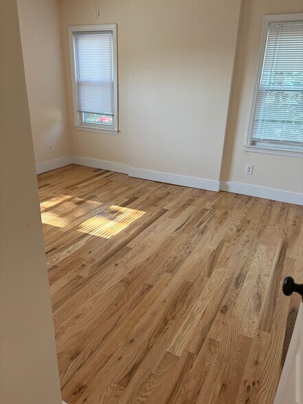 Building Photo - 634 W Broad St