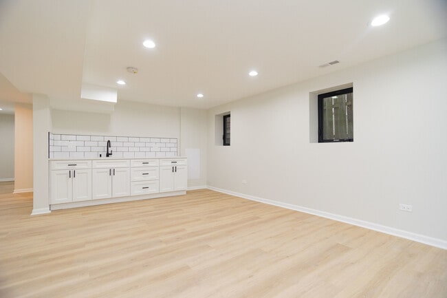 Building Photo - 3111 N Oakley Ave
