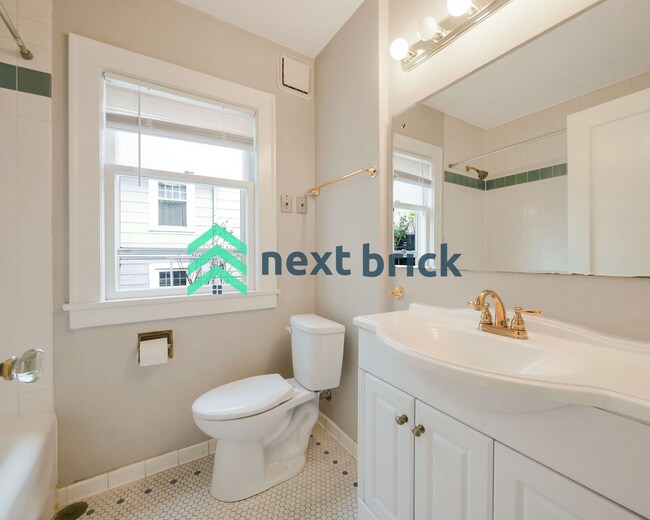 Building Photo - 4 Bed and 3 Bath Queen Anne Craftsman Hous...