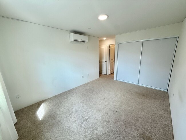 Building Photo - Rarely Available 2 bedroom 2 bath townhome in Koa Ridge