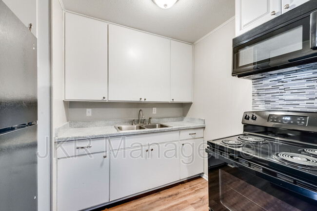 Building Photo - 7102 Glenview Dr