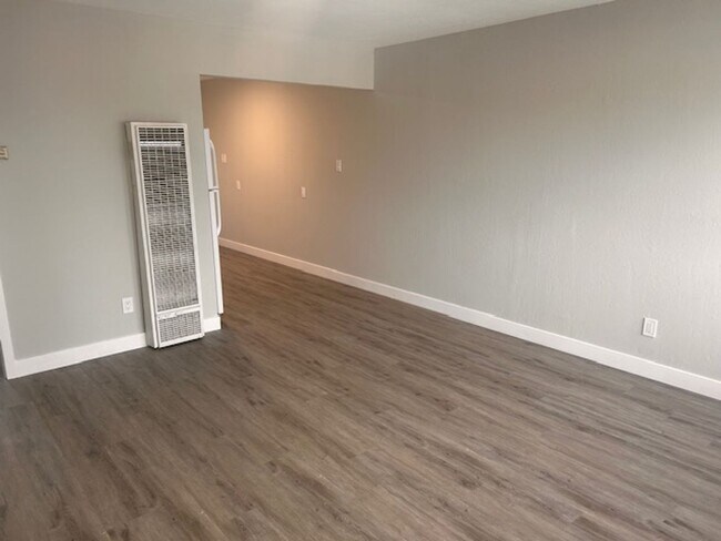 Building Photo - Newly updated 3 Bedroom, 2 Bath Unit