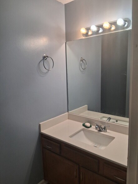 Building Photo - 606 Independence Ct