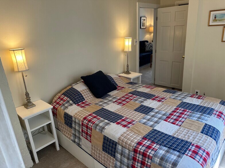 Apt A Bed Room - 84 Mount Hermon Way