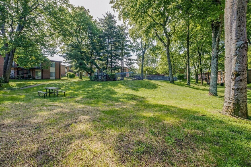 Building Photo - 2601 Hillsboro Pike