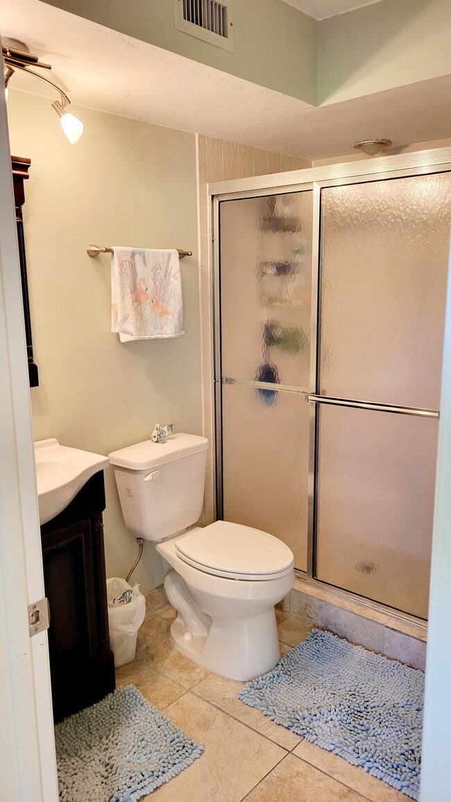 Building Photo - 202 Pinebrook Dr