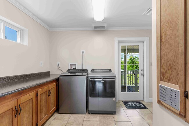 Building Photo - 7211 Bay Crest Rd