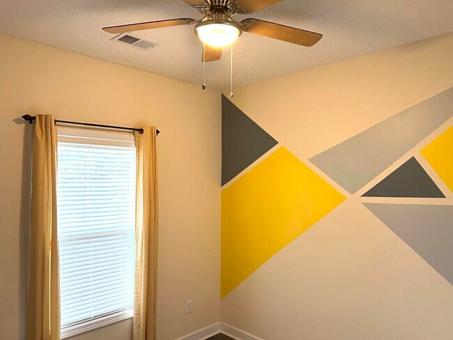 Building Photo - First Floor, 2 Bedroom, 2 Bath Condo with Screened Patio! Community Pool!