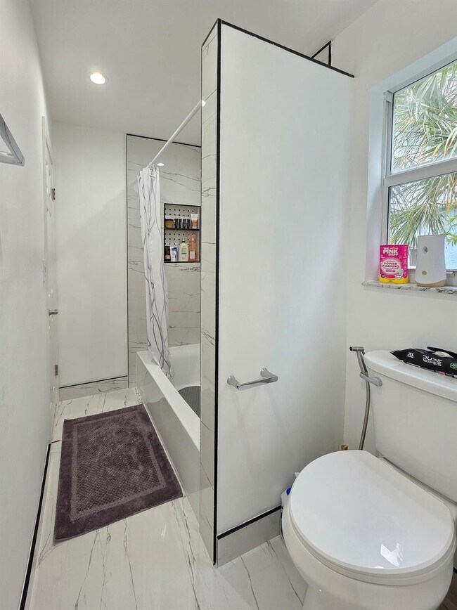 Building Photo - Northeast 15th Avenue, Fort Lauderdale, FL 33305 - 2 BR 1.5 BA townhouse