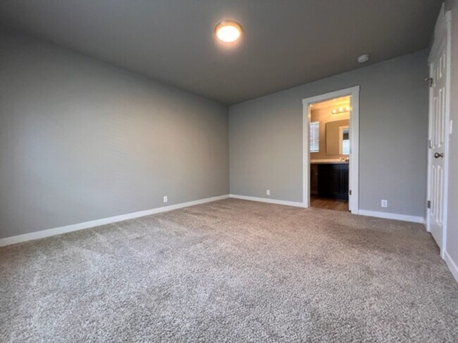 Building Photo - Beautiful Home Tucked In A Great Neighborhood