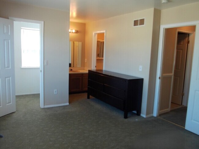 Building Photo - 37085 Brynford Dr