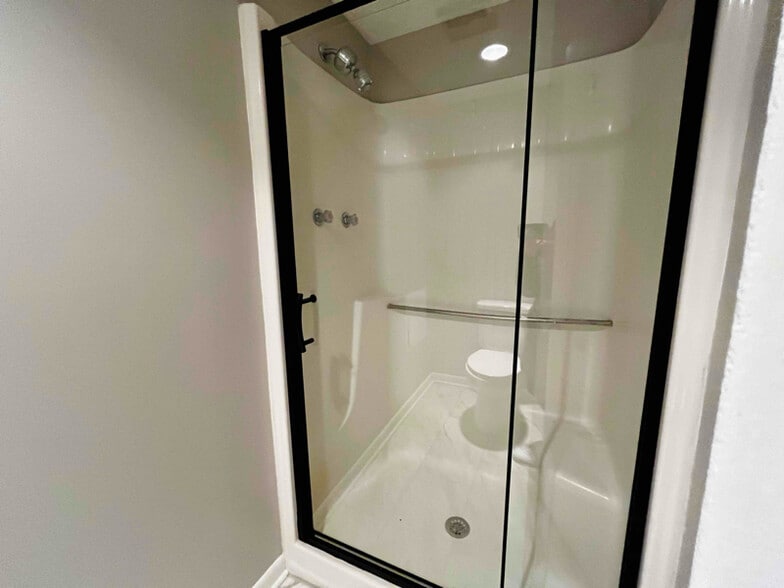 Building Photo - 31 Tilegate Glen