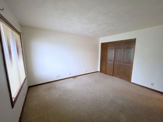Building Photo - Country Charm Large 2-Bedroom Duplex in Mi...