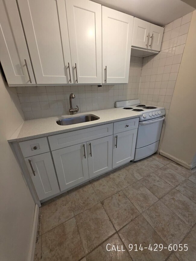 Building Photo - 104 Oak St